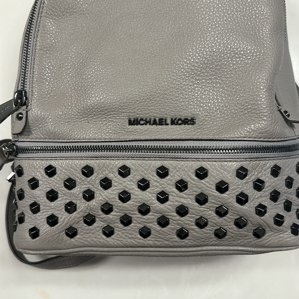 Michael Kors Rhea, elephant gray backpack bag with gunmetal zippers - Picture 2 of 14